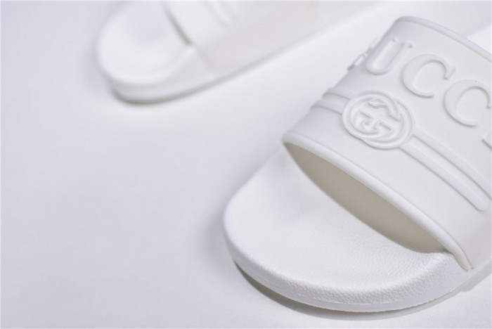 G*u*i1 sandals